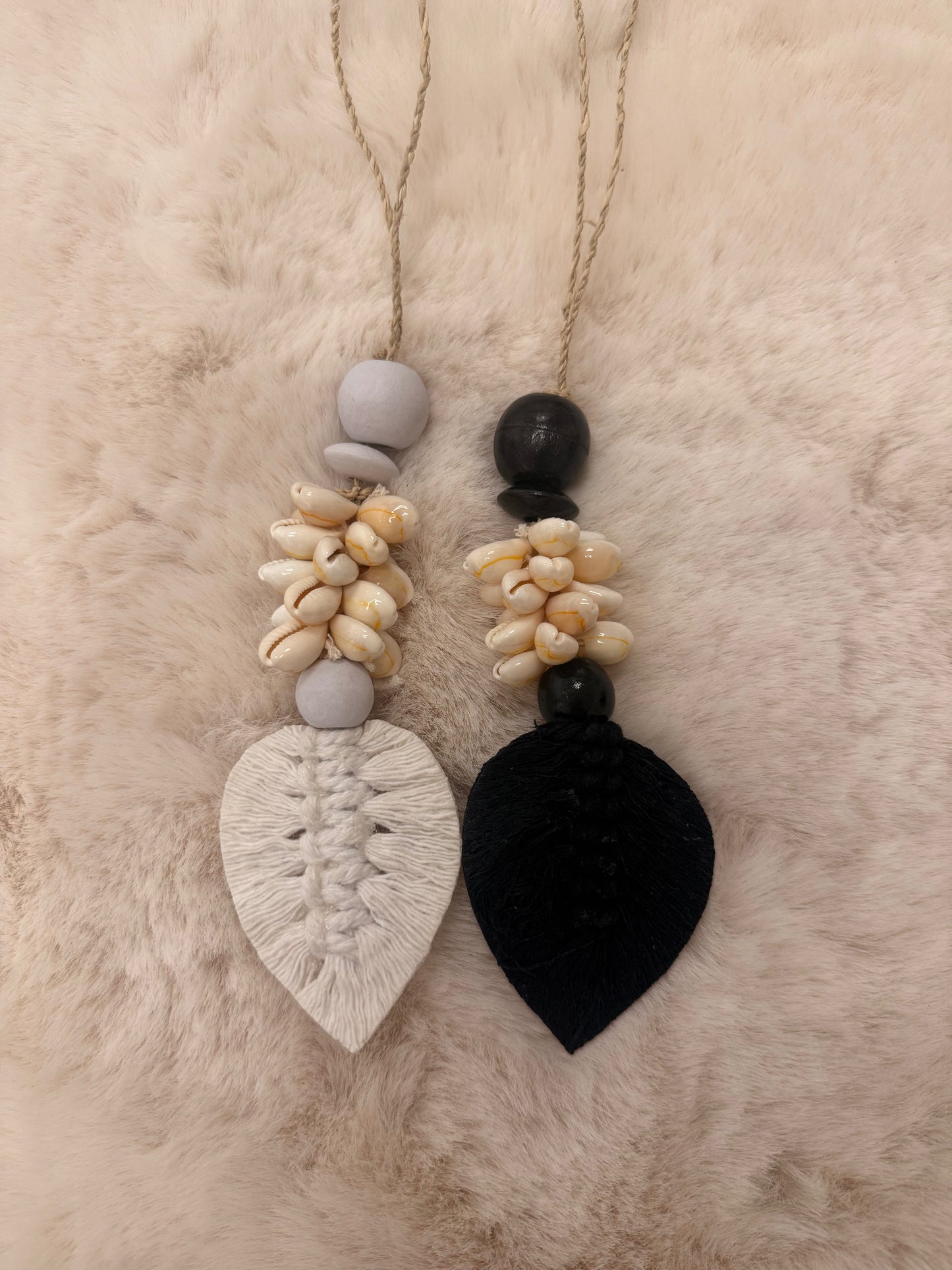 Deurhanger veer met kauri schelpen klein