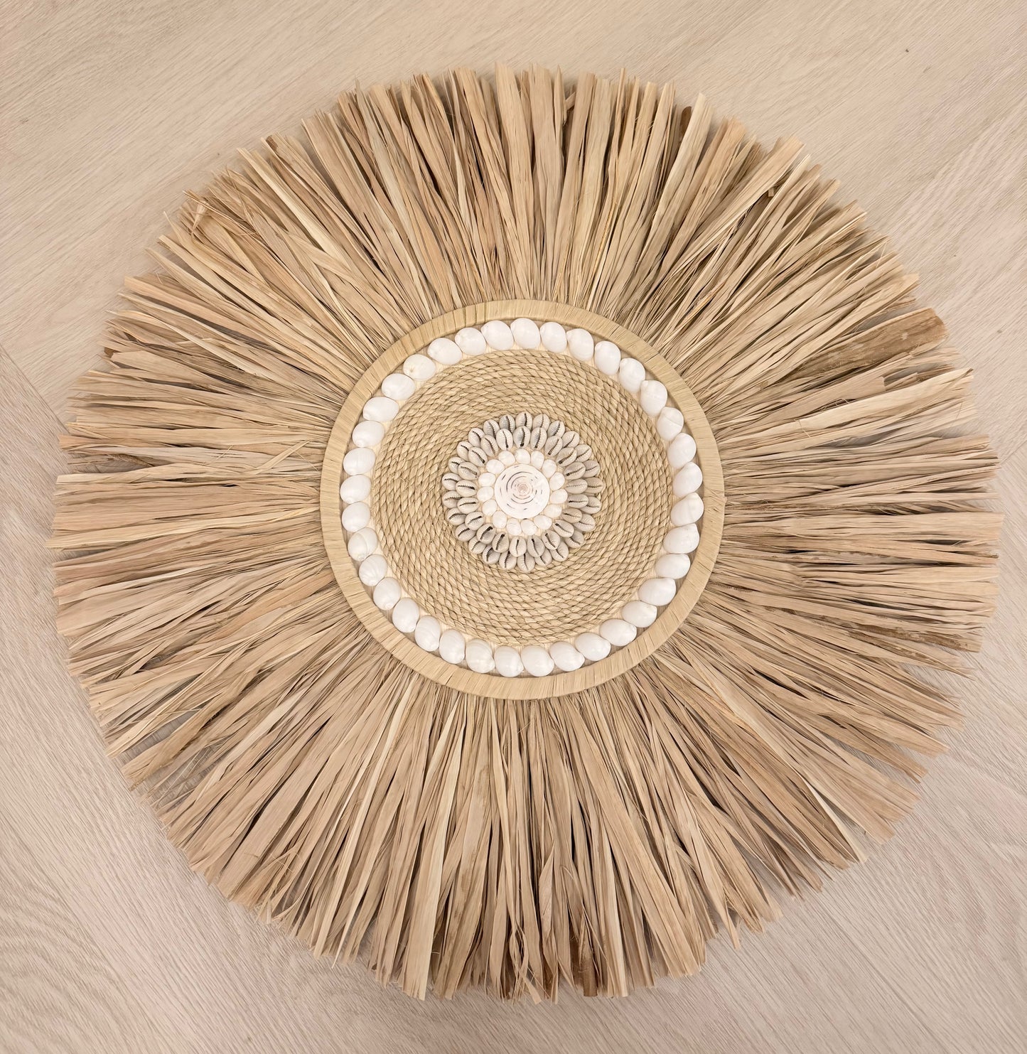 Raffia met schelpen wanddecoratie
