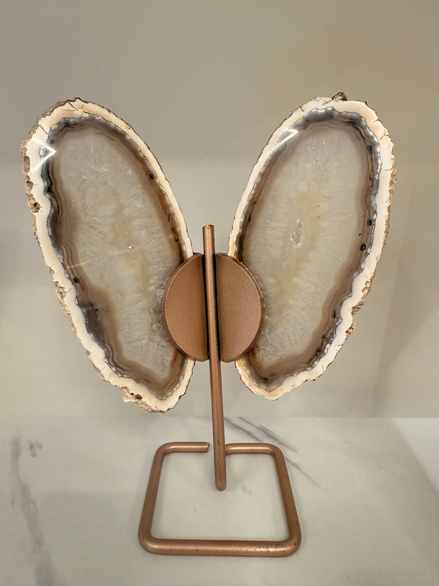 Agaat vlinder op rosé gouden standaard