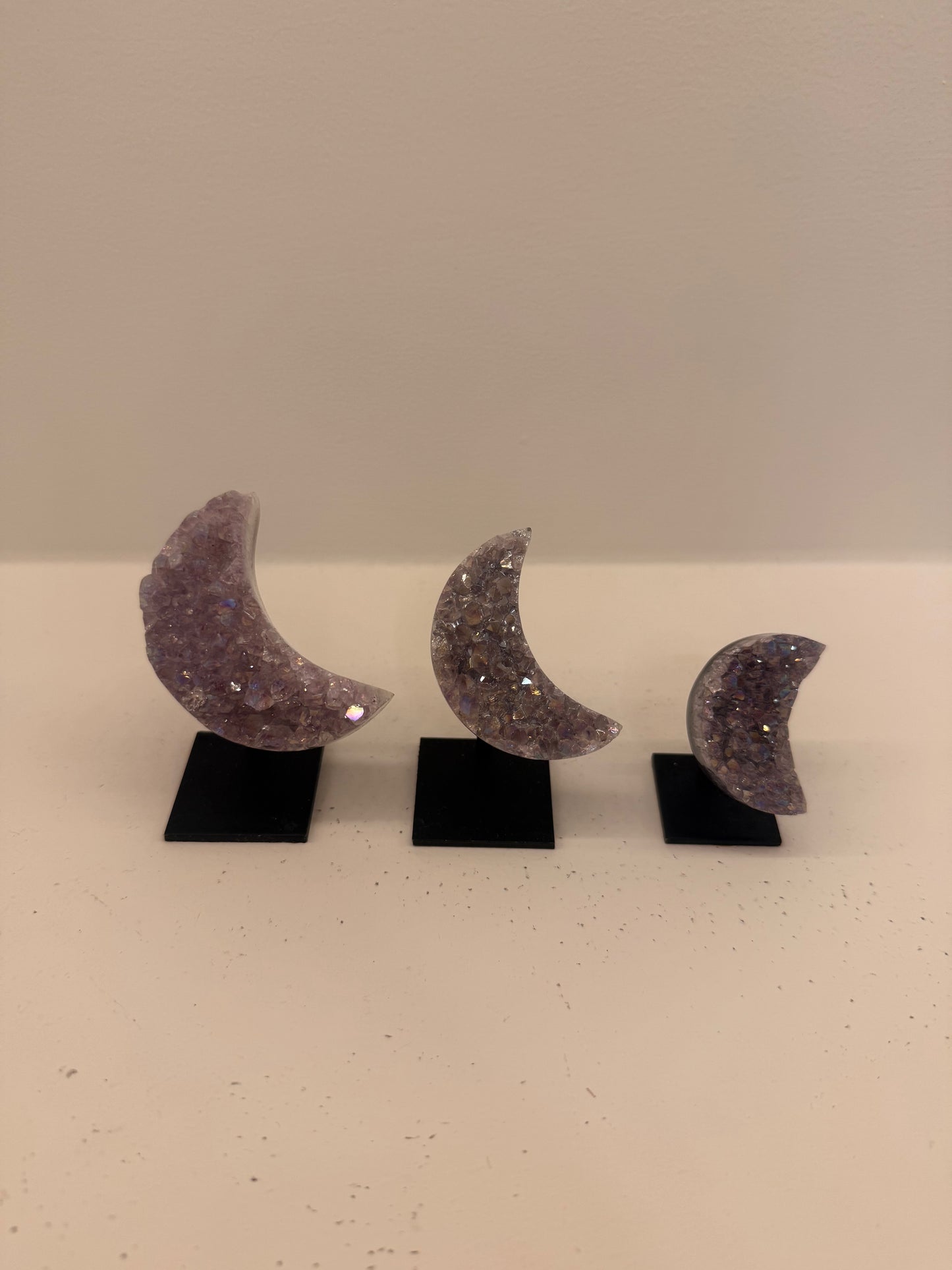 Regenboog amethist maan op standaard