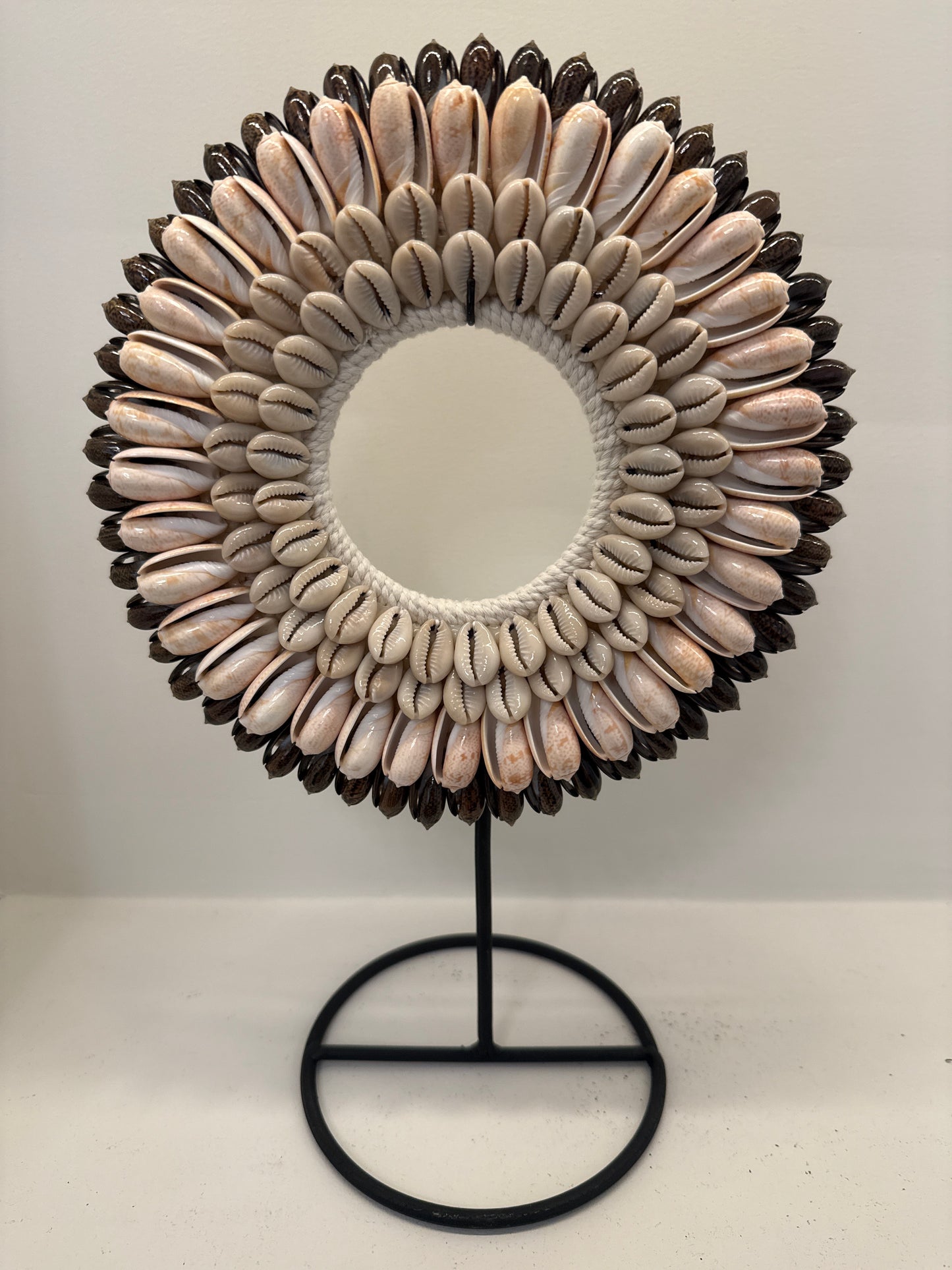 3 kleuren schelpen op standaard