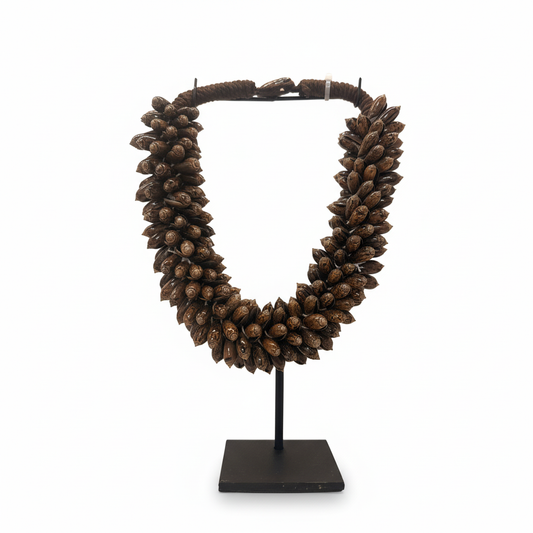 Donkerbruine schelpen ketting op standaard