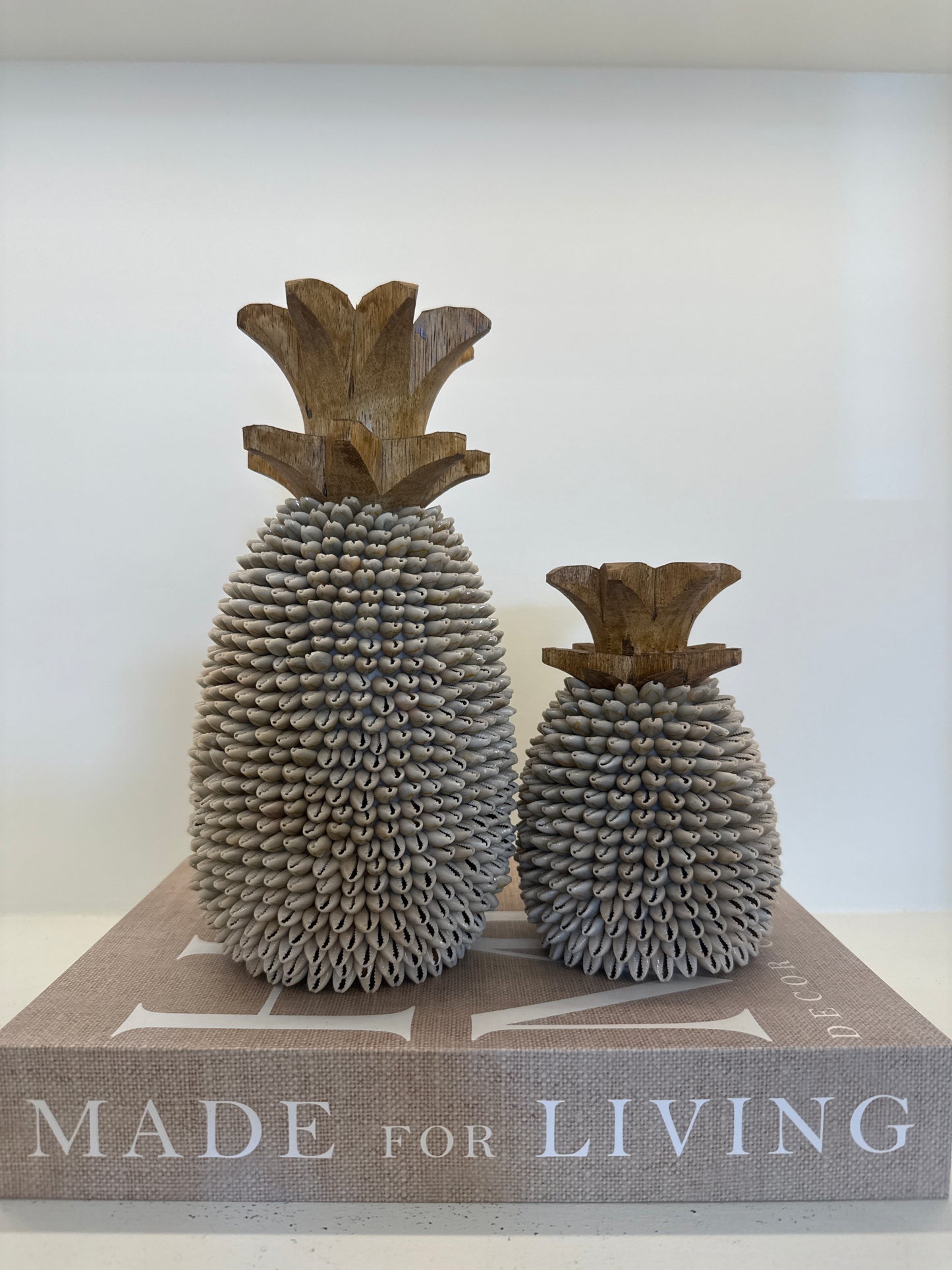 Houten ananasbeeld met schelpen