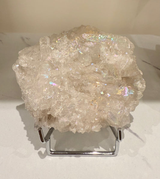 Bergkristal aura cluster op standaard