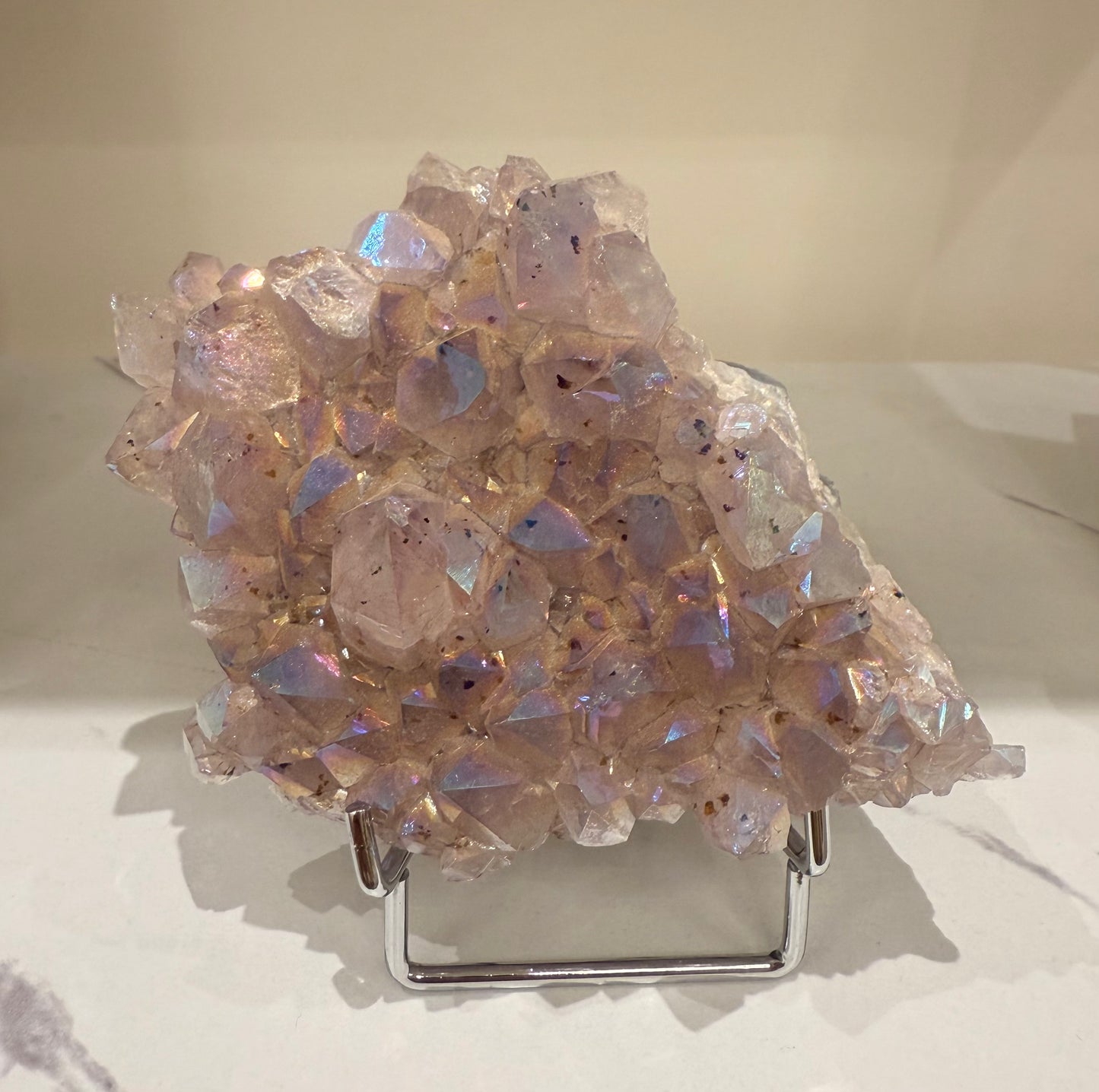 Amethist aura cluster op standaard