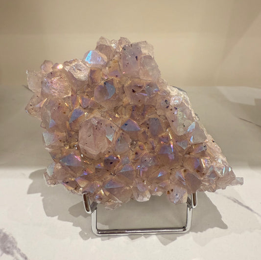 Amethist aura cluster op standaard