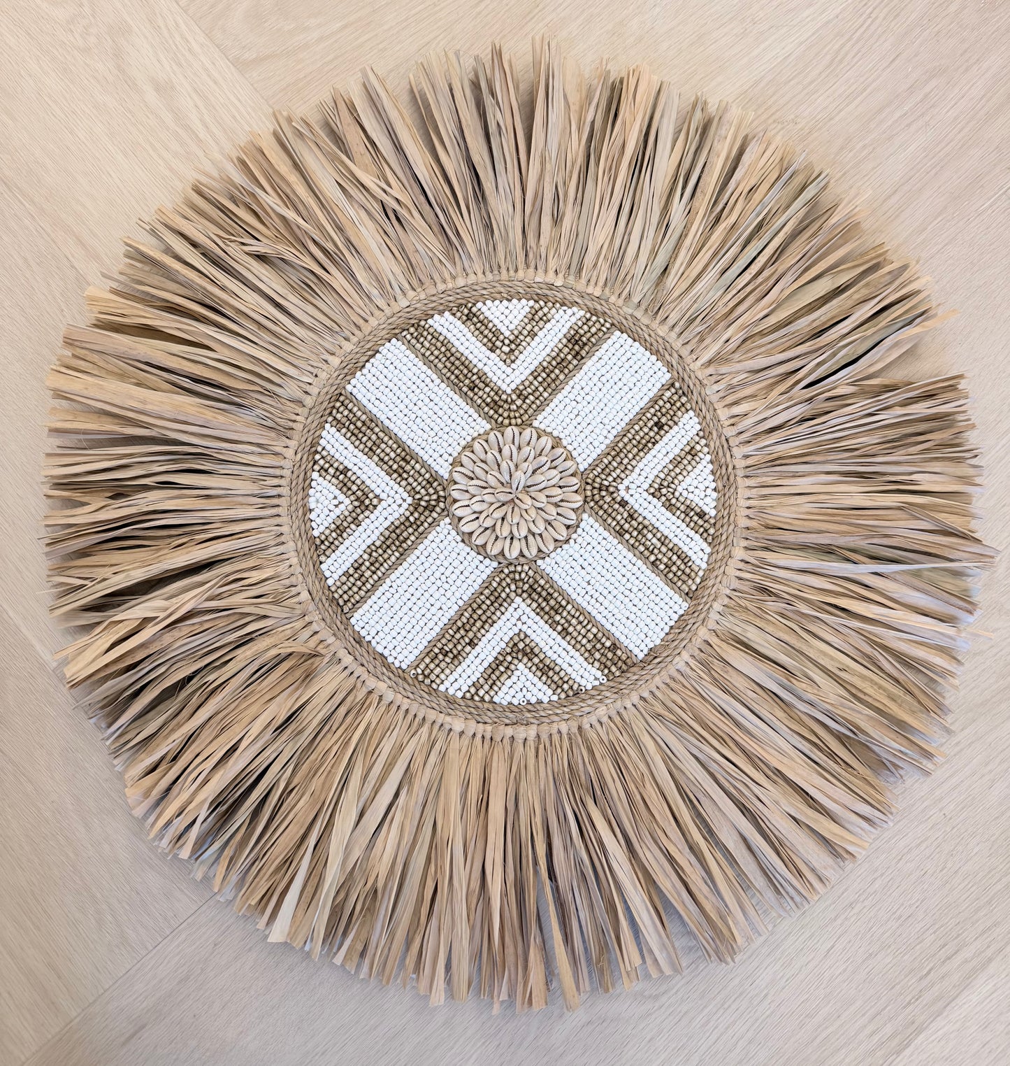 Raffia met schelpen wanddecoratie