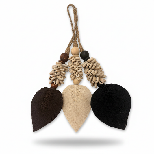 Deurhanger veer met kauri schelpen