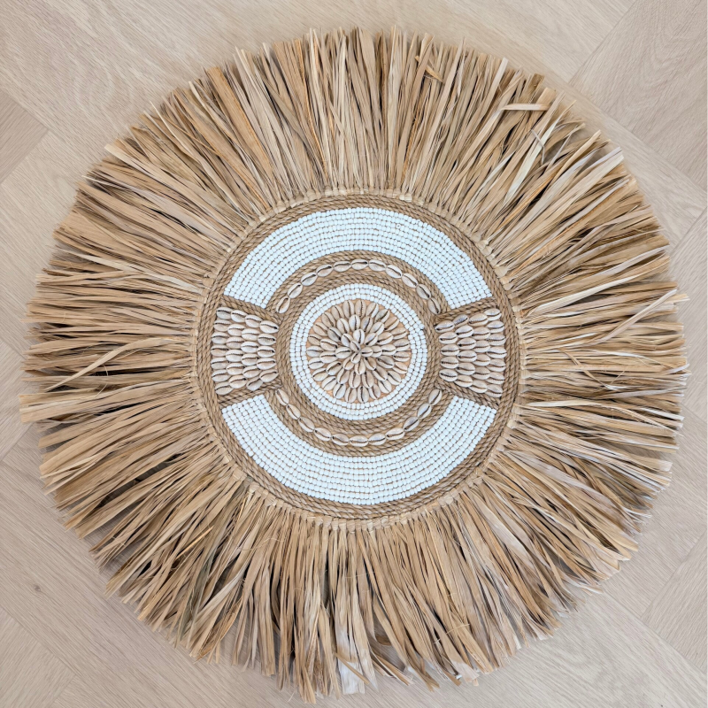 Raffia wand deco met schelpen