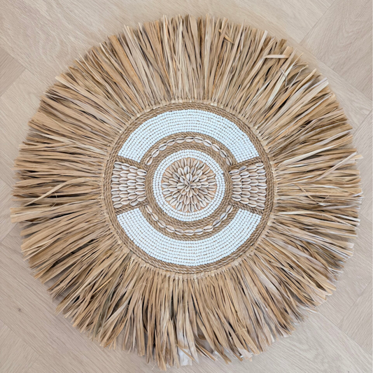 Raffia wand deco met schelpen