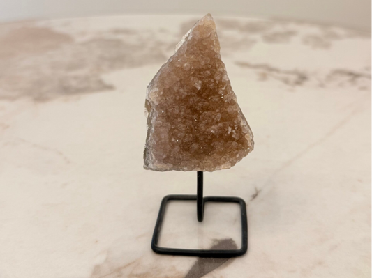 Roze amethist op standaard