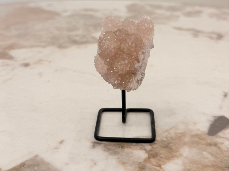 Roze amethist op standaard