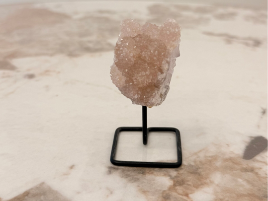 Roze amethist op standaard